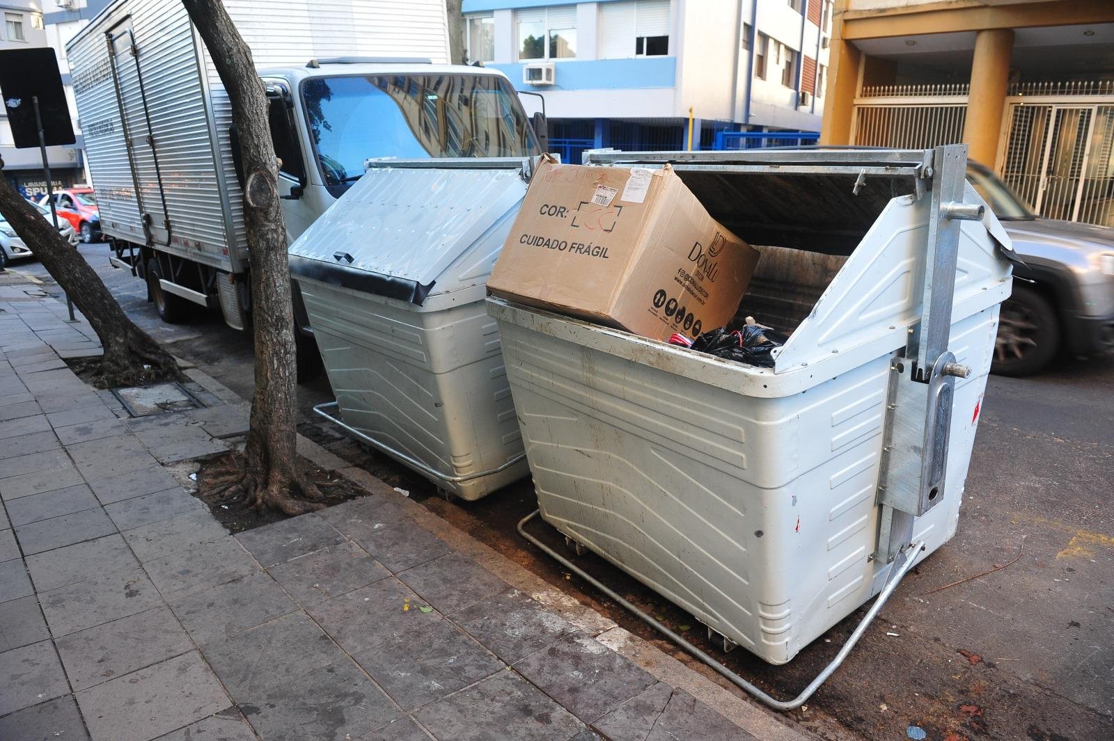Lixo acumula em v&aacute;rios pontos da Capital