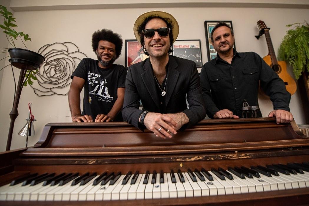 Luciano Le&atilde;es Trio se apresenta no Theatro Treze de Maio em homenagem aos 85 anos do Sinpro/RS