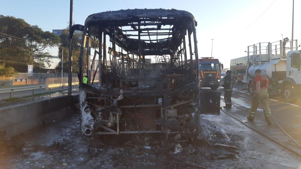 Todos os ocupantes sa&iacute;ram do ve&iacute;culo antes das chamas o destru&iacute;rem