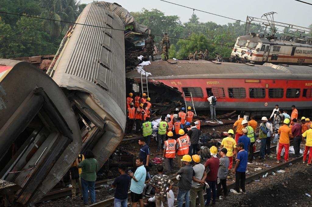O desastre foi provocado pelo descarrilamento de um trem expresso que seguia de Bengaluru para Calcut&aacute;