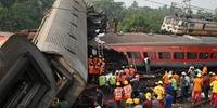 O desastre foi provocado pelo descarrilamento de um trem expresso que seguia de Bengaluru para Calcutá
