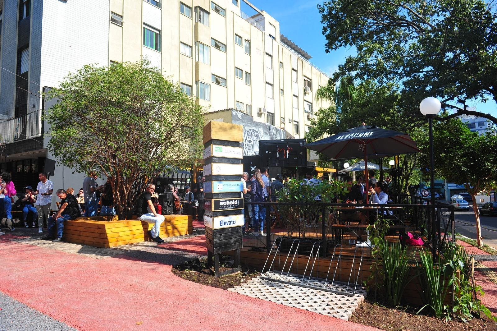 Entre as ruas Lucas de Oliveira e Neusa Brizola