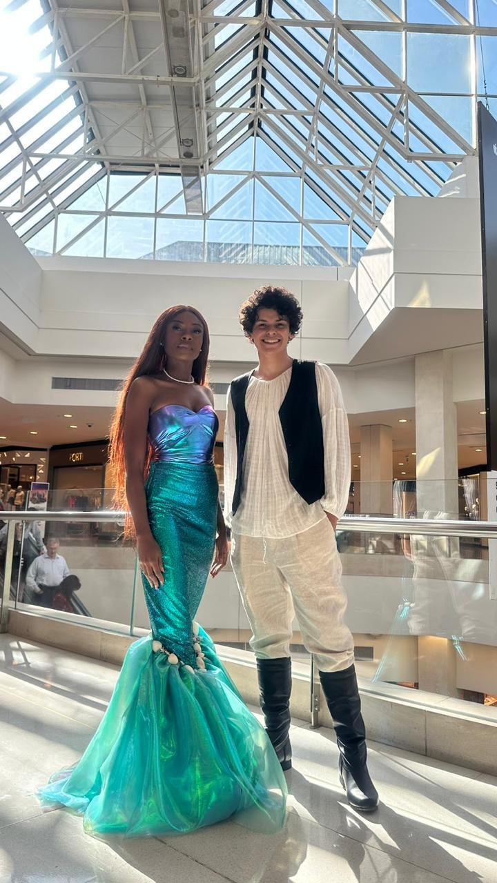 Atores caraterizados como os personagens do filme "A Pequena Sereia" no Shopping Iguatemi