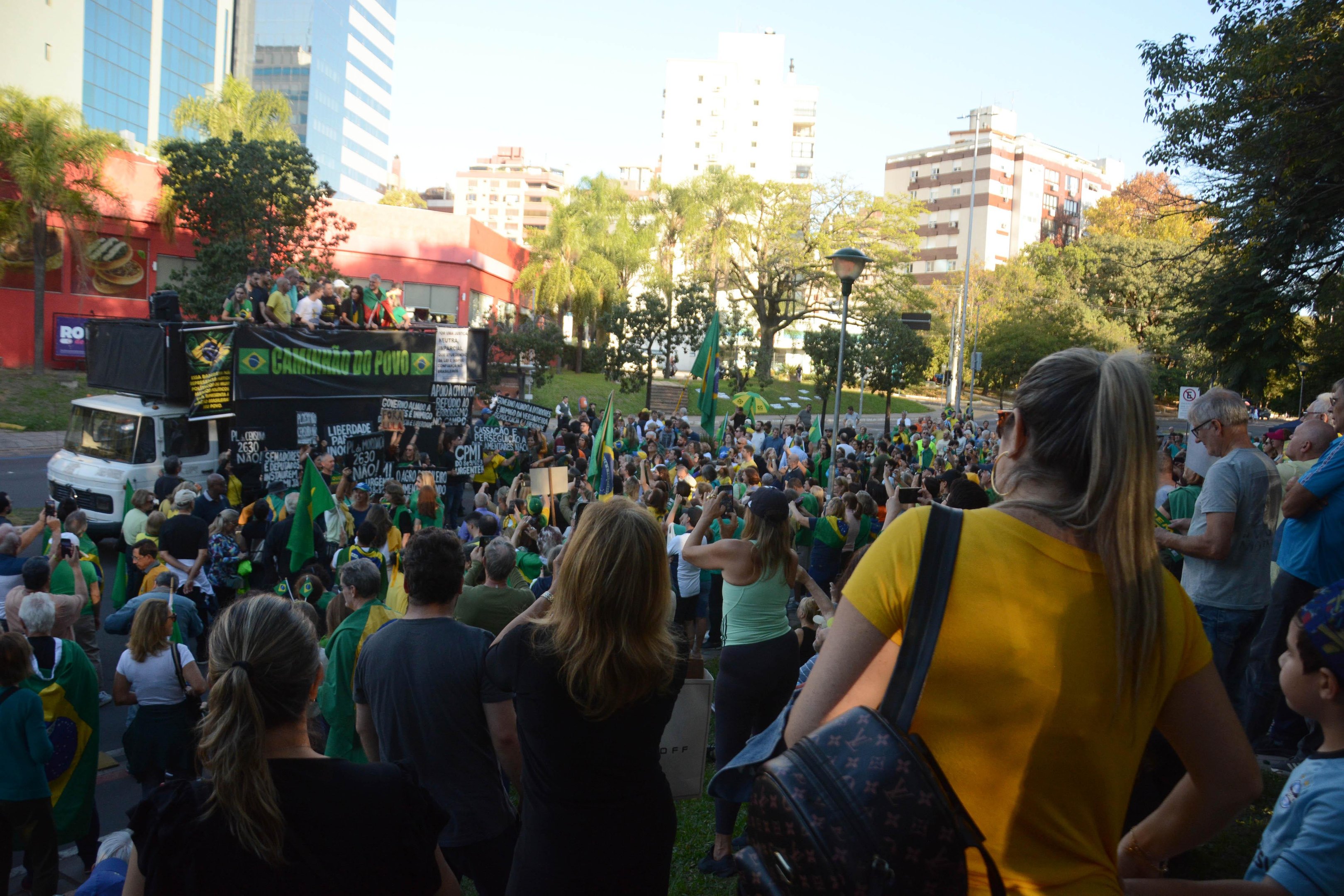 Em Porto Alegre, manifestantes protestaram ainda contra governo federal e STF