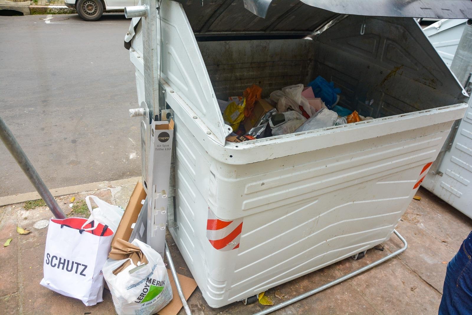 Equipamento com espa&ccedil;o para res&iacute;duos tinha sacolas ao lado nesta segunda-feira na Capital