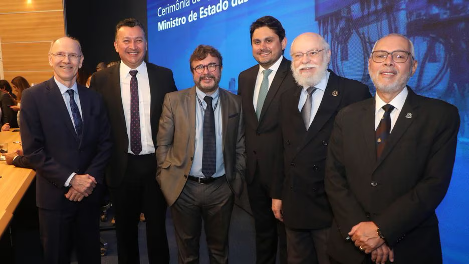 Fernando Fialho (o segundo da esquerda para a direita) participou da cerim&ocirc;nia de apresenta&ccedil;&atilde;o de Juscelino Filho no Minist&eacute;rio das Comunica&ccedil;&otilde;es