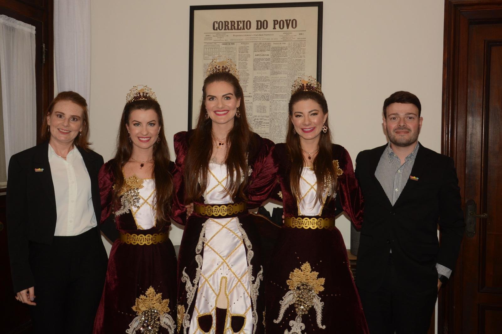 A comitiva do evento visitou o Correio do Povo. A vice de eventos da Fenavinho, Patr&iacute;cia Pedrotti, a dama de honra Liege Sobirai, a Imperatriz do Vinho Ana Paula Foresti, a dama de honra Thais Centenaro e o diretor-geral da ExpoBento, Bruno Benini
