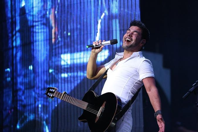 O cantor Zez&eacute; Di Camargo recebeu cr&iacute;ticas ap&oacute;s um v&iacute;deo em que ele desafina ao cantar uma m&uacute;sica da dupla com o irm&atilde;o, Luciano, viralizar