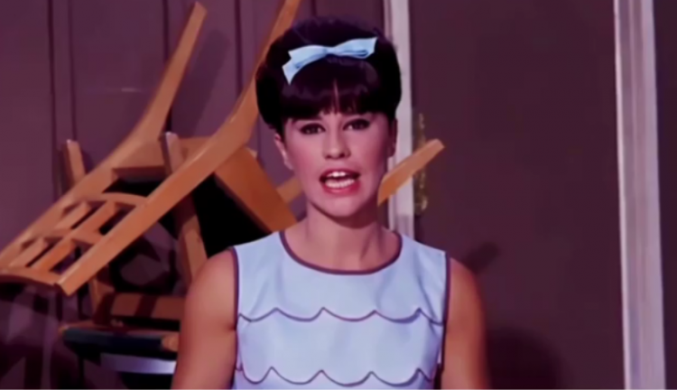 Astrud Gilberto fez uma apari&ccedil;&atilde;o para cantar 'Garota de Ipanema' no filme "Get Yourself a College Girl", em 1964