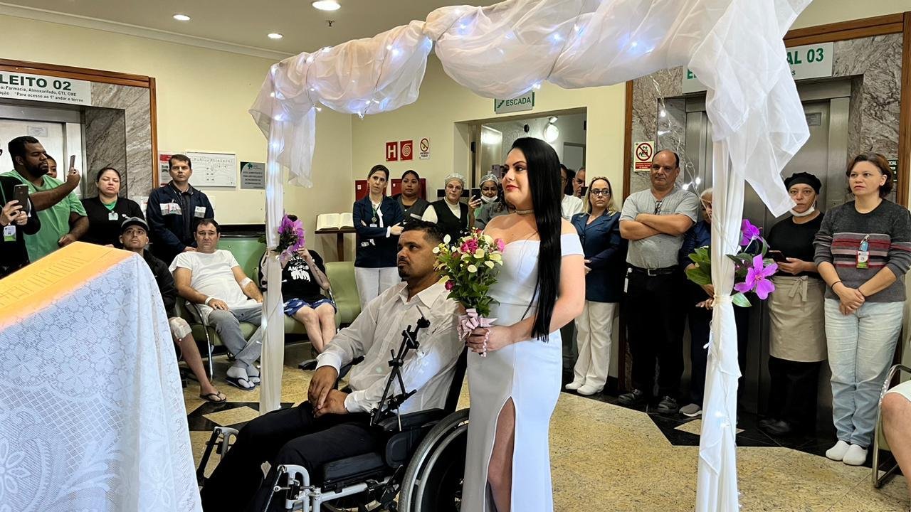 O casal j&aacute; antecipou que vai casar, formalmente, quando Douglas receber alta