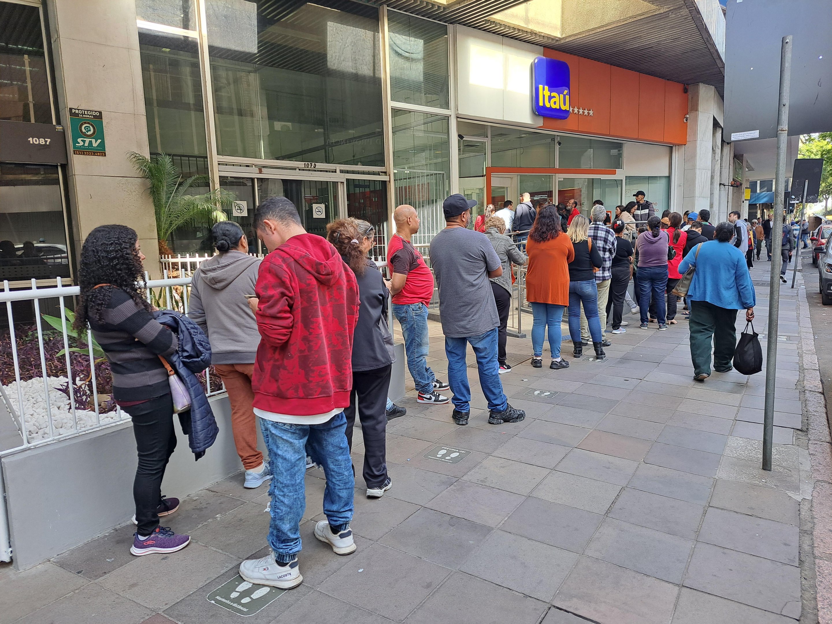 Bancos fecham na quinta-feira, mas reabrem na sexta
