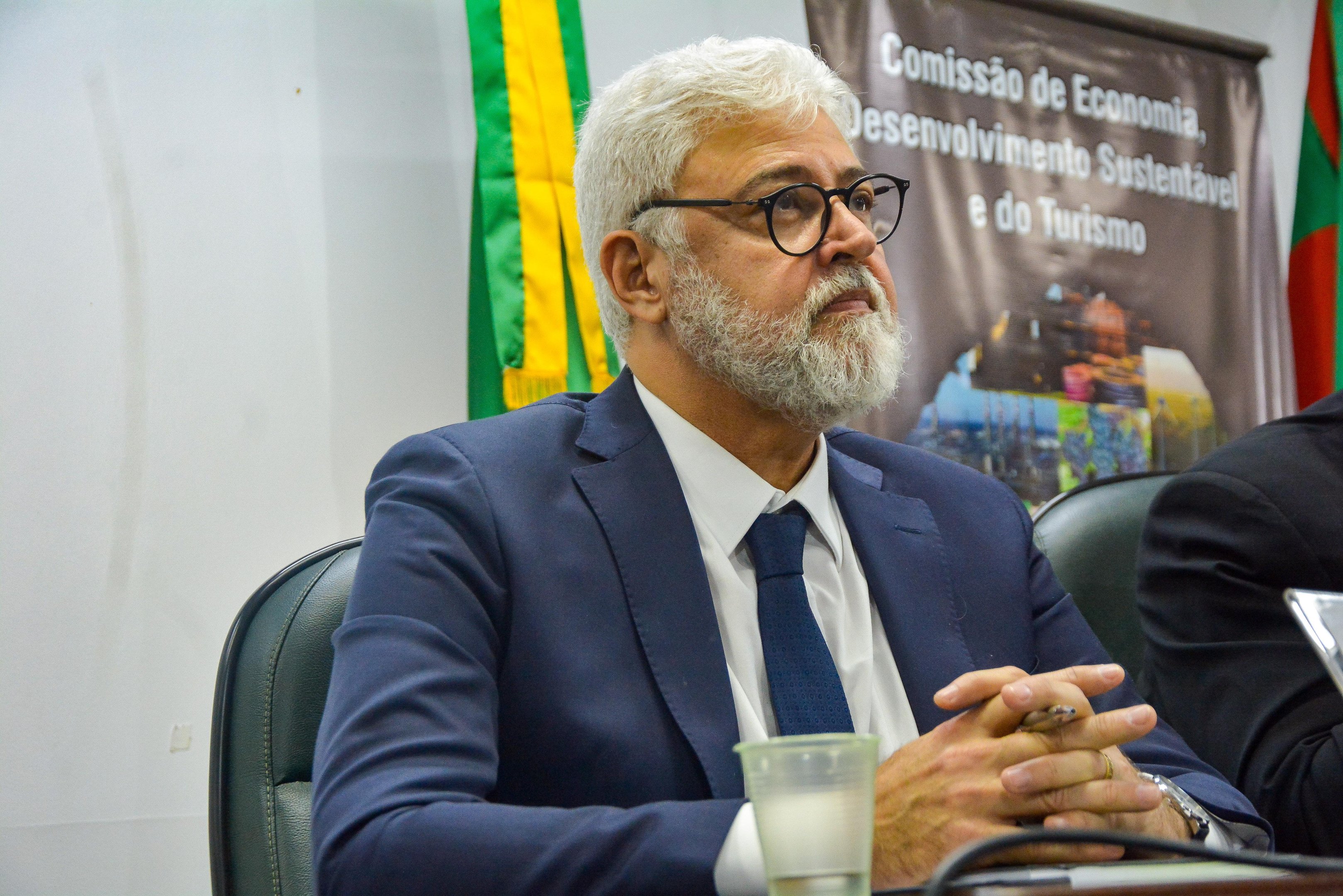 O secret&aacute;rio de Micro e Pequenas Empresas e Empreendedorismo do Minist&eacute;rio do Desenvolvimento, Ind&uacute;stria, Com&eacute;rcio e Servi&ccedil;os, Milton Coelho, na Assembleia Legislativa ga&uacute;cha.