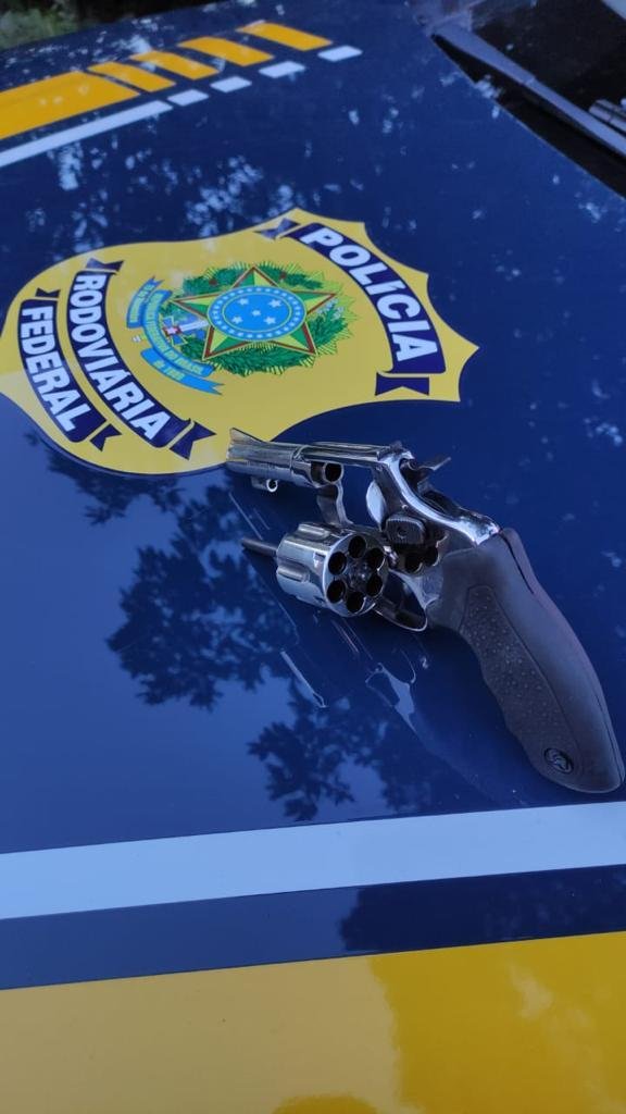 Ao revistarem a moto, emplacada em Caxias do Sul, os policiais encontraram um rev&oacute;lver calibre 32 que possu&iacute;a registro de furto desde 1999.