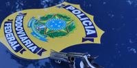 Ao revistarem a moto, emplacada em Caxias do Sul, os policiais encontraram um revólver calibre 32 que possuía registro de furto desde 1999.