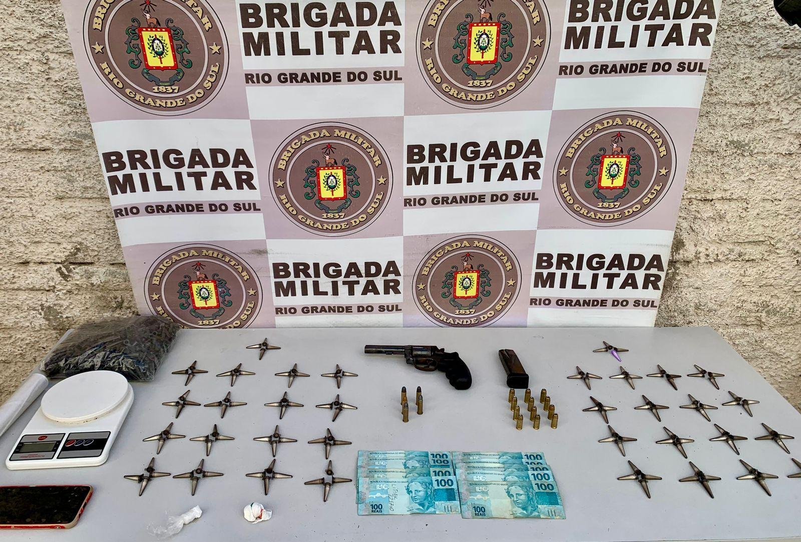 Com o homem foi encontrado um rev&oacute;lver calibre 38 com cinco muni&ccedil;&otilde;es, um carregador de pistola, muni&ccedil;&otilde;es de calibre 40, 136 pinos de coca&iacute;na, uma balan&ccedil;a de precis&atilde;o, um rolo de pl&aacute;stico filme, um celular e dinheiro.