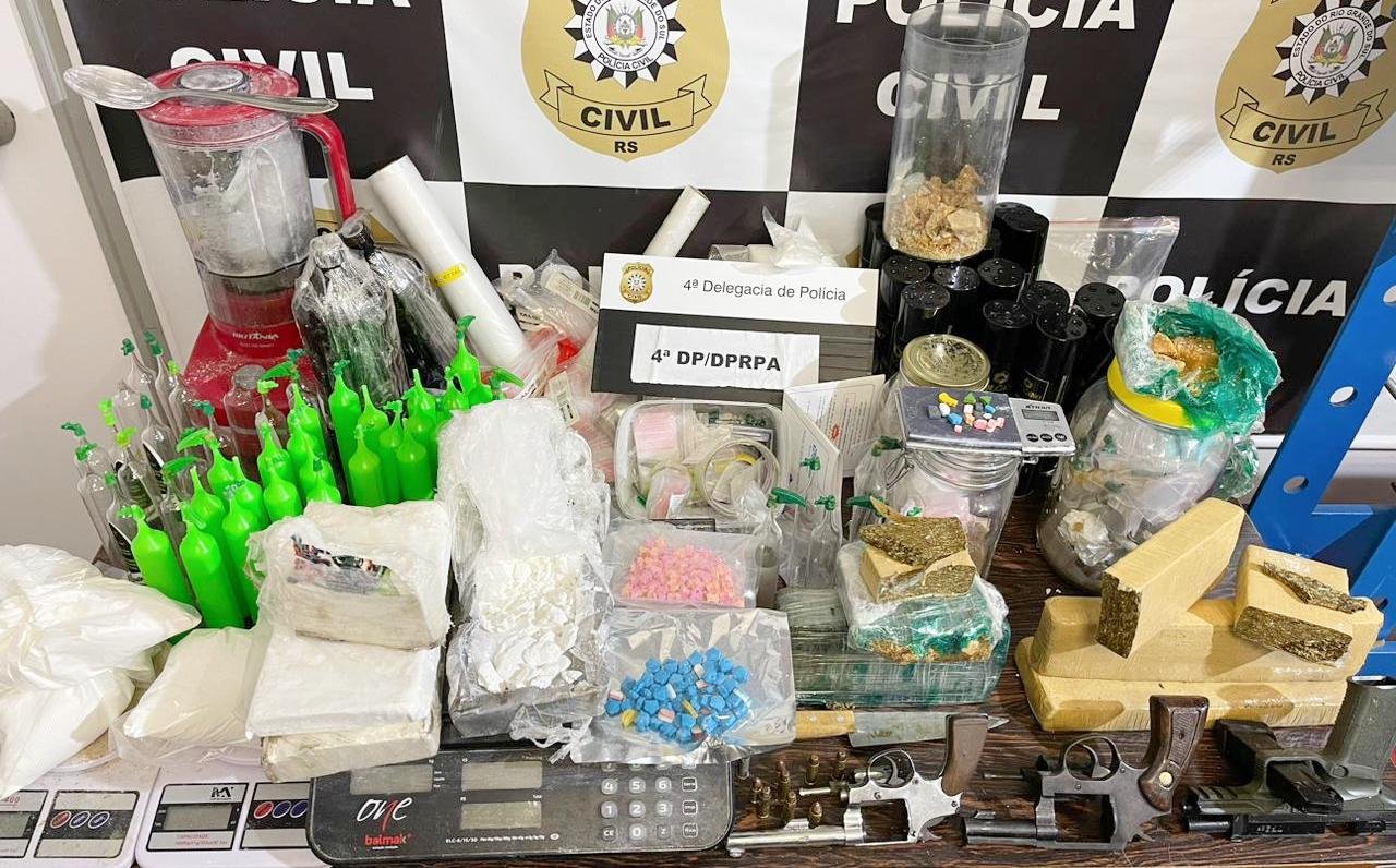 Coca&iacute;na, maconha, crack, ecstasy e lan&ccedil;a-perfume, al&eacute;m de armas, muni&ccedil;&otilde;es e equipamentos, foram apreendidos