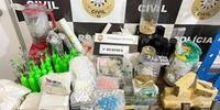 Cocaína, maconha, crack, ecstasy e lança-perfume, além de armas, munições e equipamentos, foram apreendidos