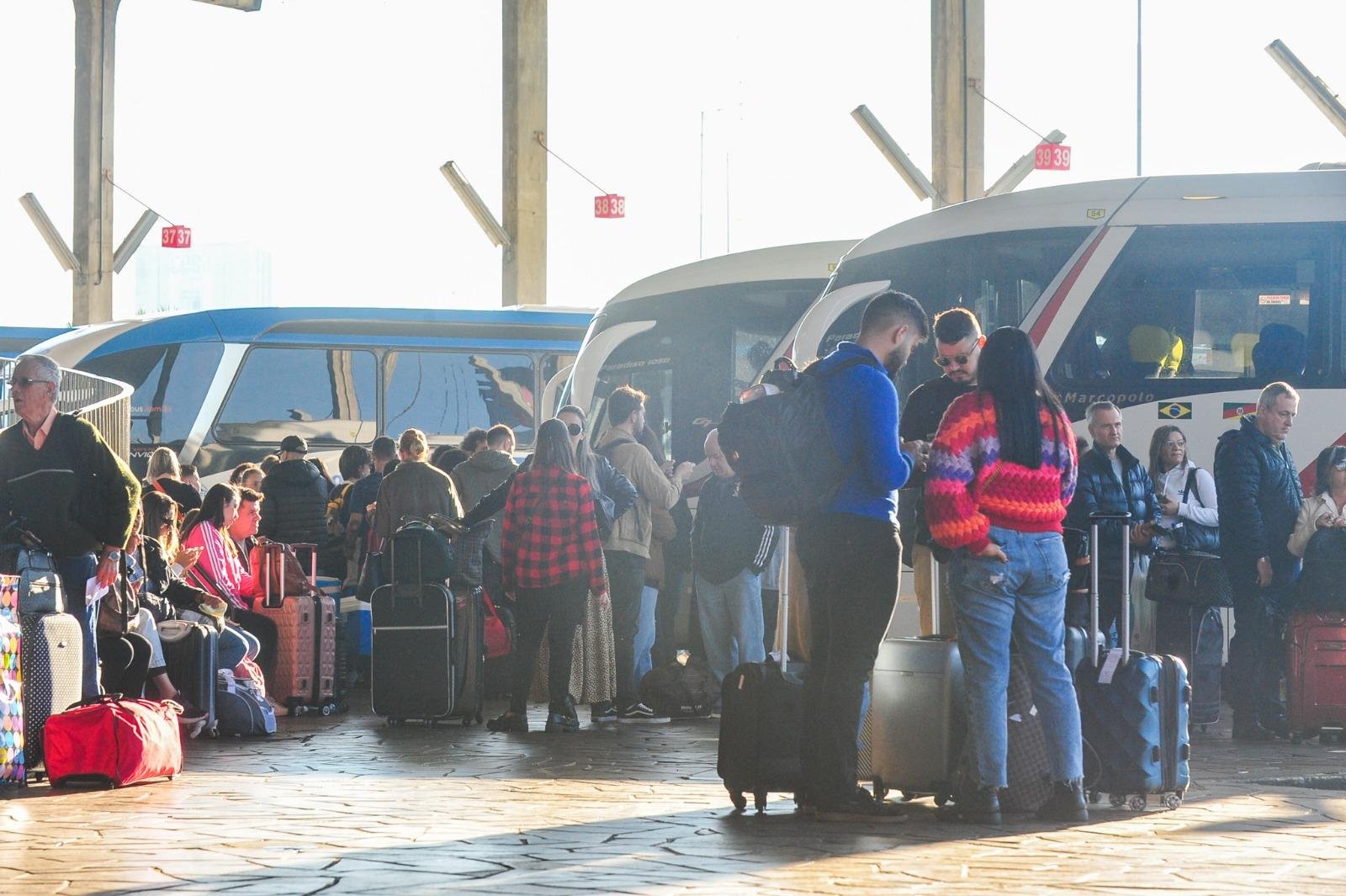 &Ocirc;nibus rumo ao Litoral Norte tiveram muitos passageiros neste primeiro dia de feriad&atilde;o