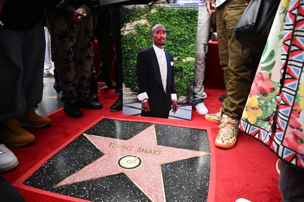 Um retrato de Shakur foi colocado ao lado da estrela do rapper, morto em 1996, durante a cerim&ocirc;nia