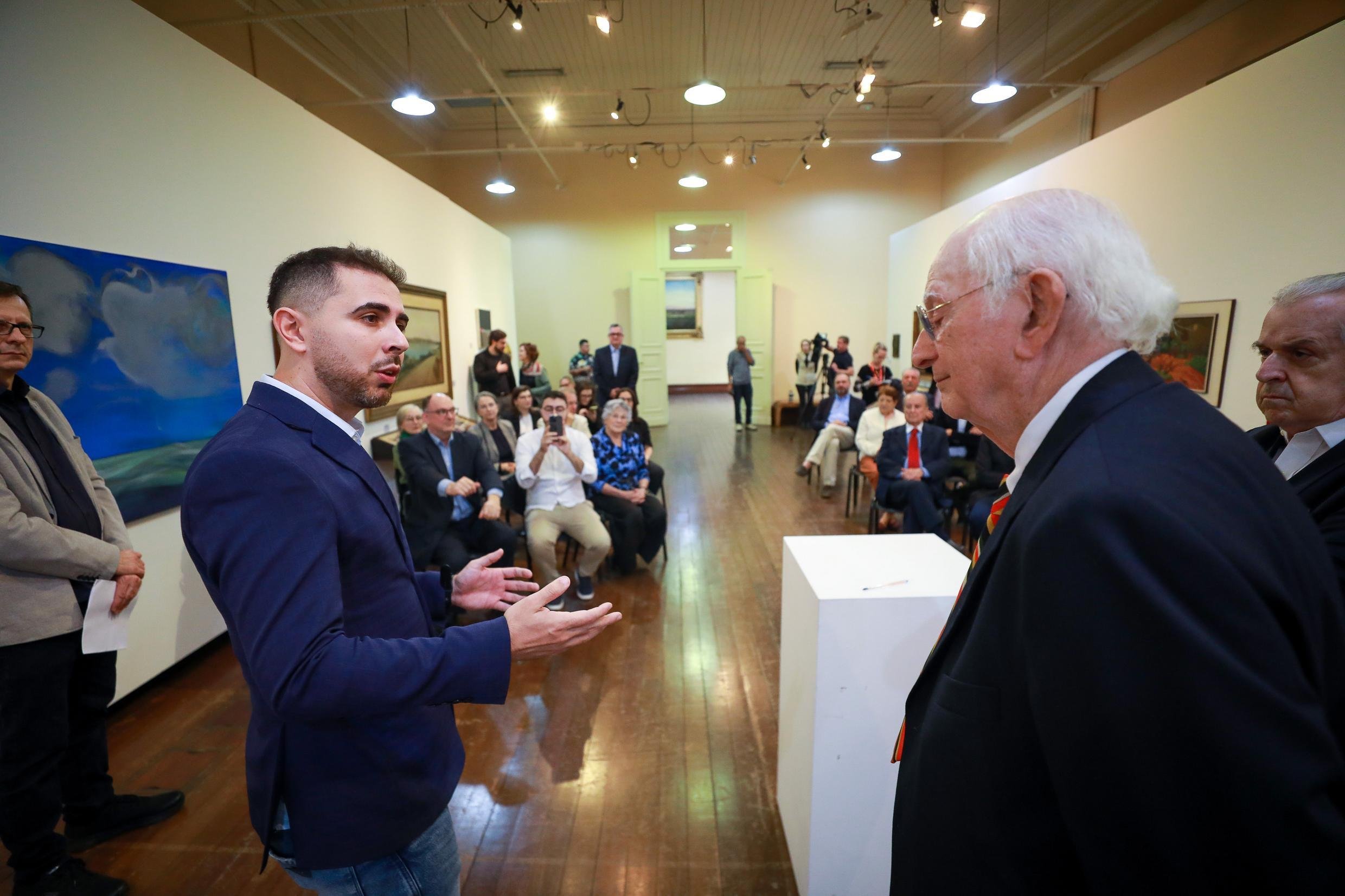 Secret&aacute;rio municipal de Cultura e Economia Criativa, Henry Ventura, e o doador Rolf Zelmanovicz na Pinacoteca