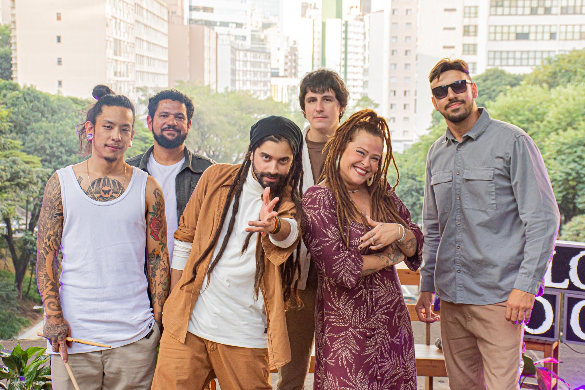 Tati Portella gravou com o Bloco do Caos o novo single '&Agrave;s vezes'
