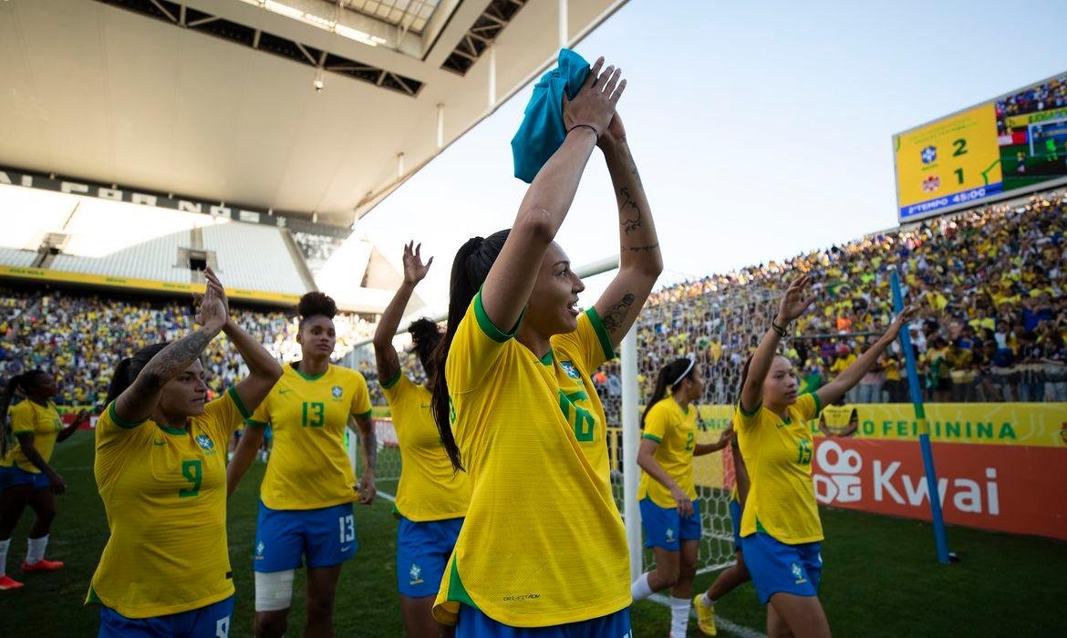 Troca de posi&ccedil;&atilde;o ocorreu por conta das  vit&oacute;rias de ambas as equipes
