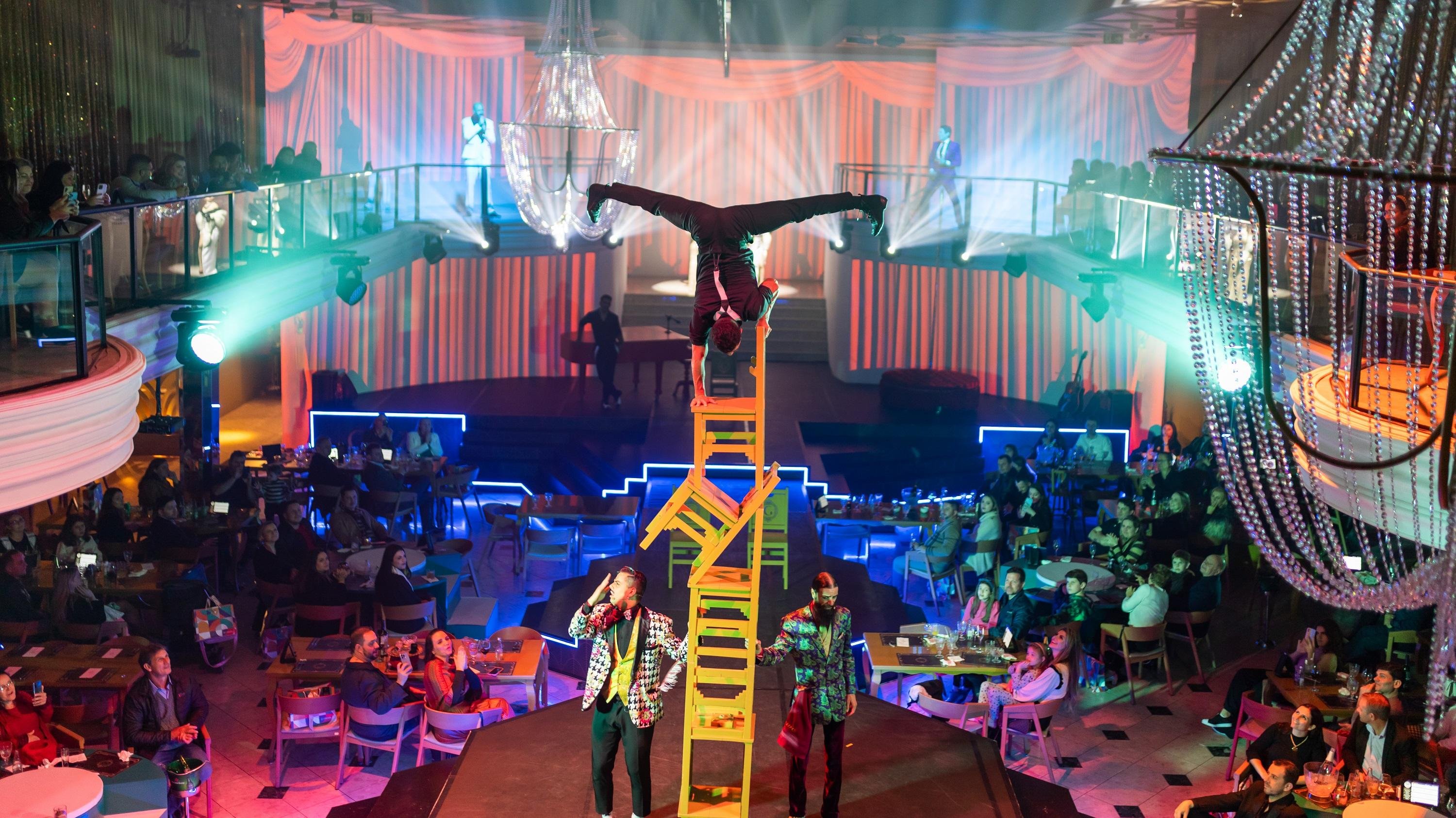 Gattz Dinner Show nasceu inspirado em teatros da Broadway, em casas de Paris e Buenos Aires. Com 3 mil m&sup2;, capacidade para 300
pessoas, oferece espet&aacute;culos como &lsquo;Bellepoque&rsquo;, com 20 artistas