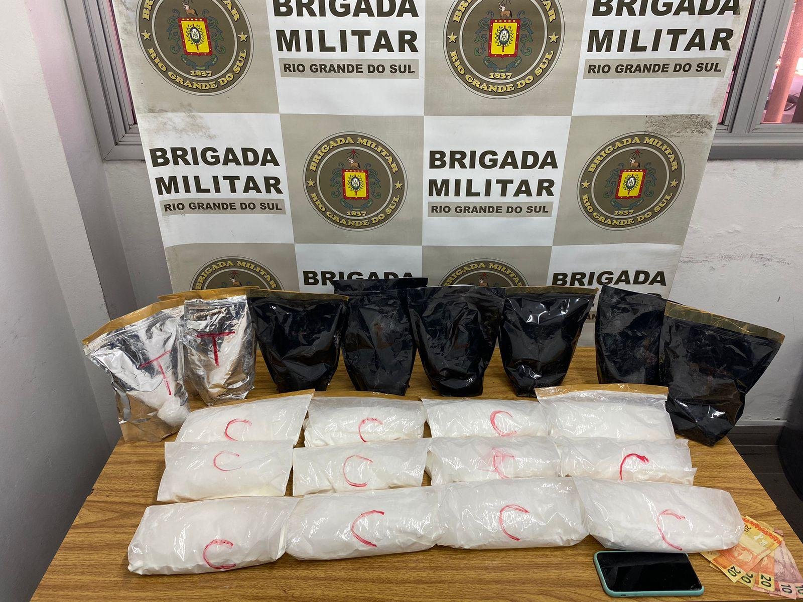 A droga, dinheiro e celular foram encontrados durante a vistoria da motocicleta