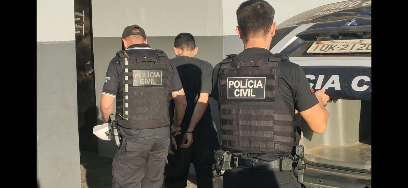 Ele foi detido em um comboio de ve&iacute;culos que se dirigia ao vel&oacute;rio de Leonardo Xavier, de 19 anos, cujo corpo foi encontrado juntamente com o de Thais de Lima Prestes, de 24 anos, no in&iacute;cio do m&ecirc;s, em uma mata fechada no interior de Nova Santa Rita.
