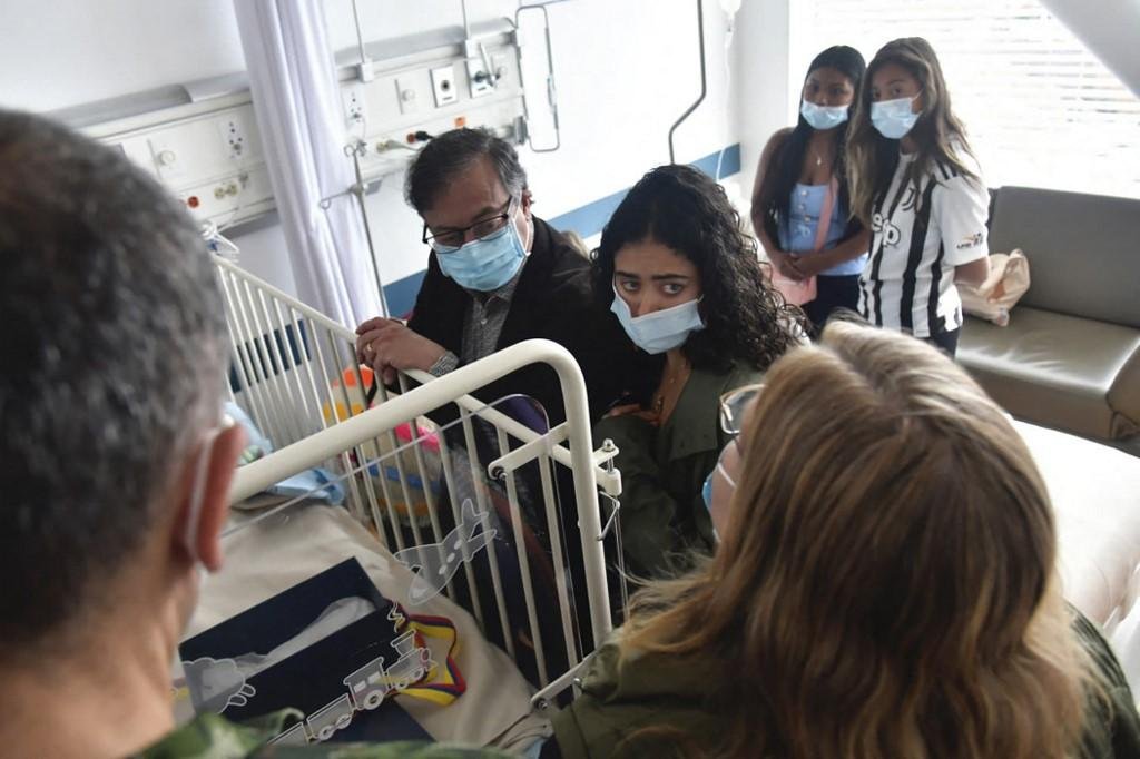 Presidente da Col&ocirc;mbia, Gustavo Petro, visitando uma das quatro crian&ccedil;as no hospital