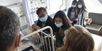 Presidente da Colômbia, Gustavo Petro, visitando uma das quatro crianças no hospital