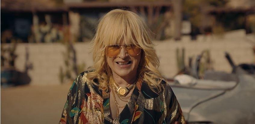 Patricia Arquette interpreta uma vigarista chamada Peggy Newman