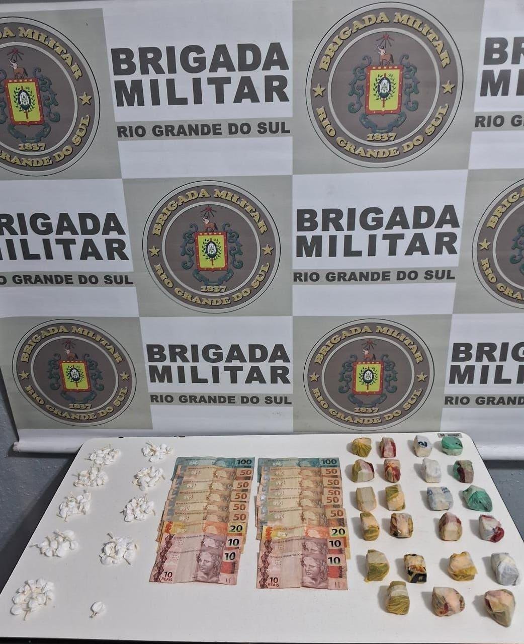 Na opera&ccedil;&atilde;o foram encontrados 91 por&ccedil;&otilde;es de coca&iacute;na, pesando 59,78 gramas, 23 por&ccedil;&otilde;es de maconha, com um total de 294,86 gramas e R$780,00.
