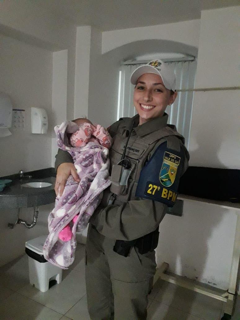 Em pouco tempo, a guarni&ccedil;&atilde;o composta pelos soldados Appel e Fran&ccedil;&otilde;es estava presente na resid&ecirc;ncia da fam&iacute;lia, pronta para realizar a manobra de Heimlich.
