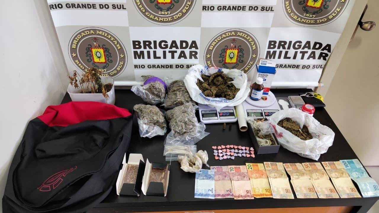 No bairro S&atilde;o Luiz Gonzaga, a BM encontrou dentro de uma mochila 35 comprimidos de ecstasy, 4,5 gramas de cogumelos alucin&oacute;genos, 280 gramas de chocolates com cogumelos alucin&oacute;genos, 1,337 quilos de skunk, 343 gramas de maconha, um aparelho celular, uma caixa de medicamentos de fosfato de code&iacute;na, papel insulfilme, um p&eacute; de maconha, uma muni&ccedil;&atilde;o de calibre 9 mil&iacute;metros e tr&ecirc;s balan&ccedil;as.