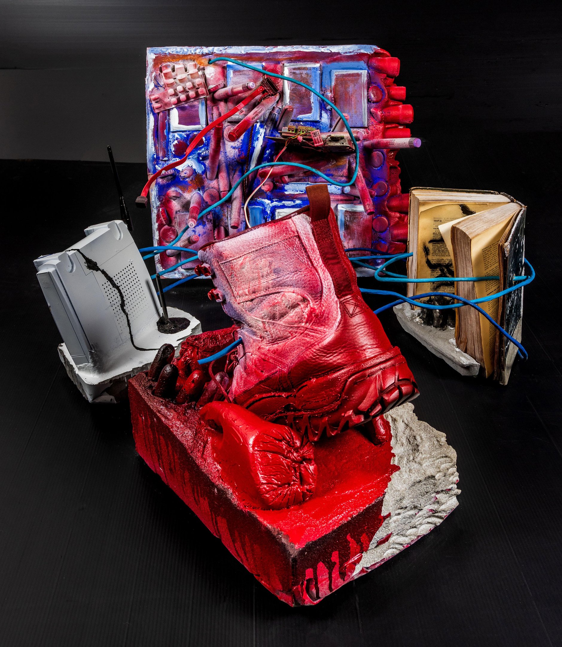 Artista Giuliani apresenta na mostra uma obra em cimento e mesclagem com outros materiais, datada deste ano