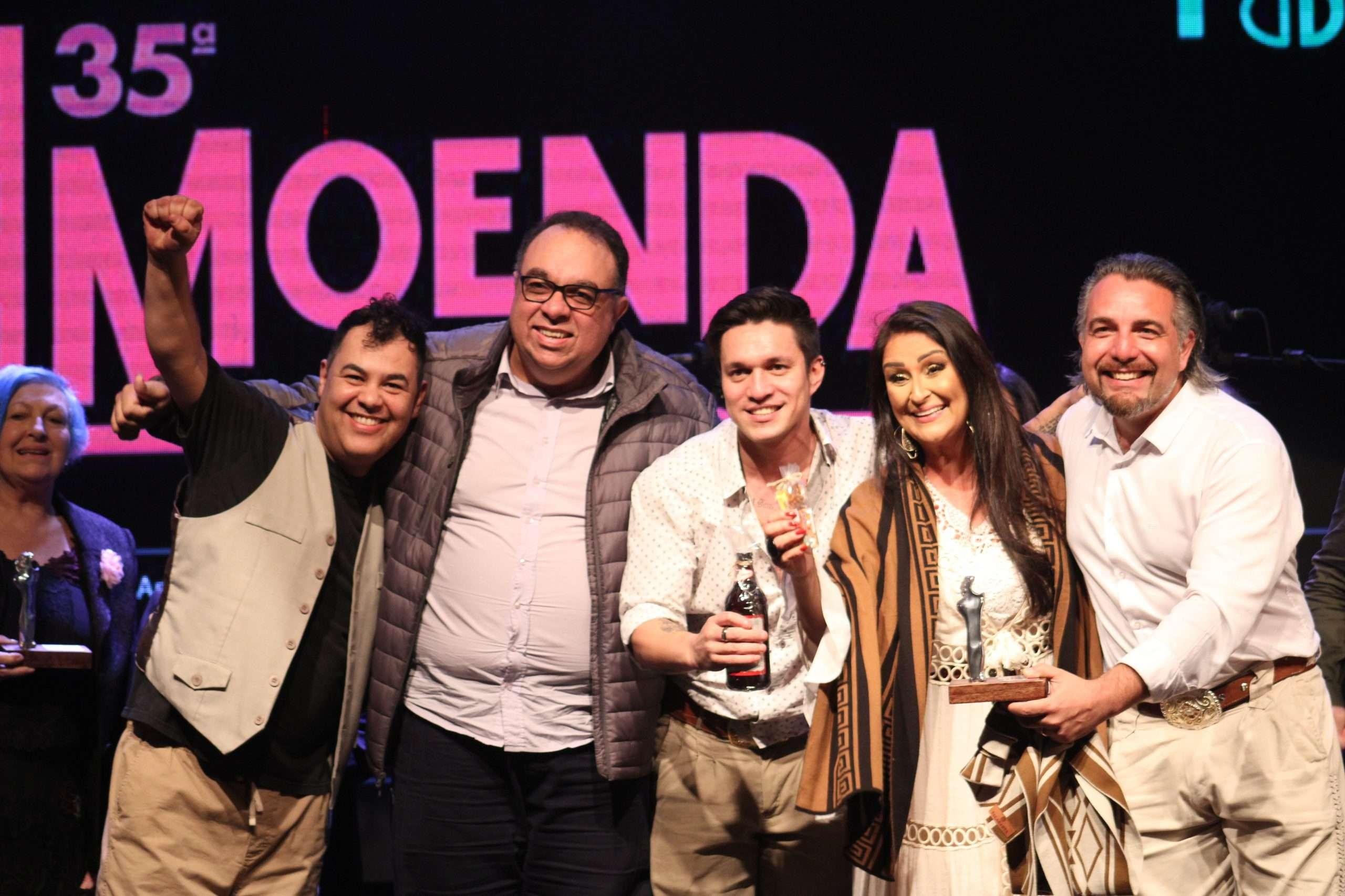 Can&ccedil;&atilde;o vencedora da 35&ordf; edi&ccedil;&atilde;o da Moenda foi "Saudade A&ccedil;oriana", de &Eacute;rlon P&eacute;ricles, na interpreta&ccedil;&atilde;o de Jean Kirchoff e Analise Severo.