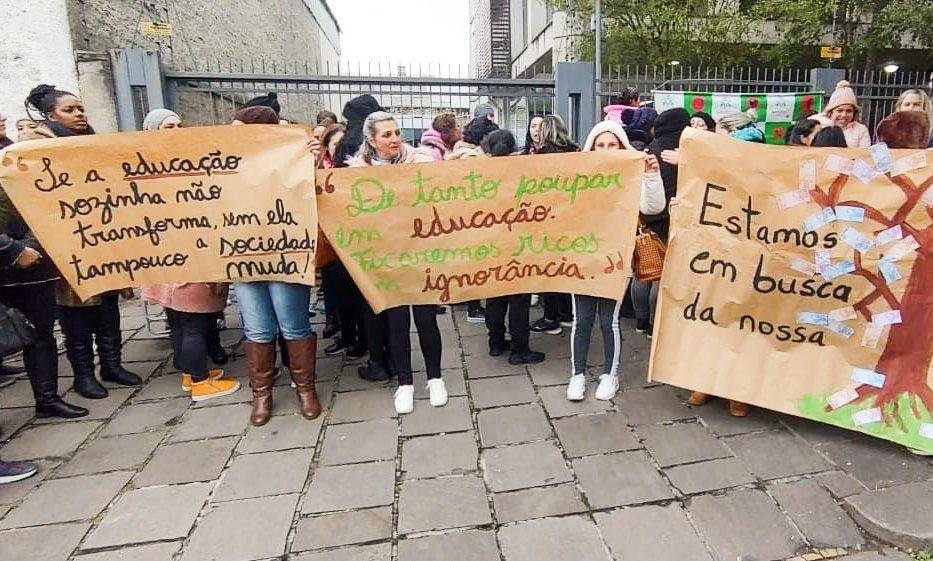 Cerca de 250 manifestantes participaram do ato realizado nesta segunda-feira (12/6), em frente &agrave; Secretaria Municipal de Educa&ccedil;&atilde;o