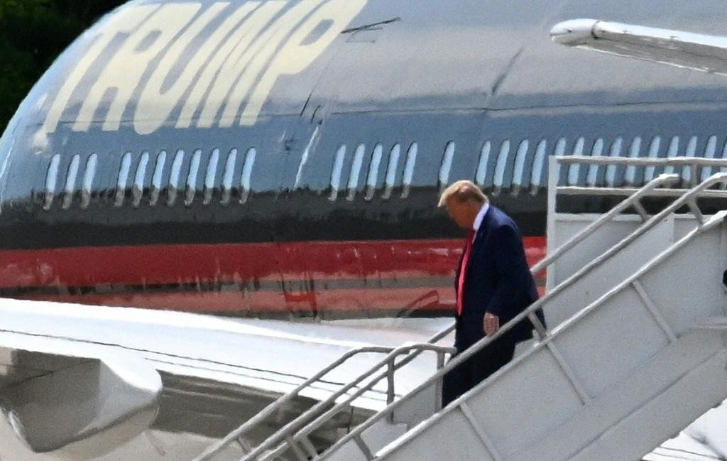 Ex-presidente dos Estados Unidos, que completa 77 anos nesta quarta, chegou &agrave; corte em meio a estritas medidas de seguran&ccedil;a