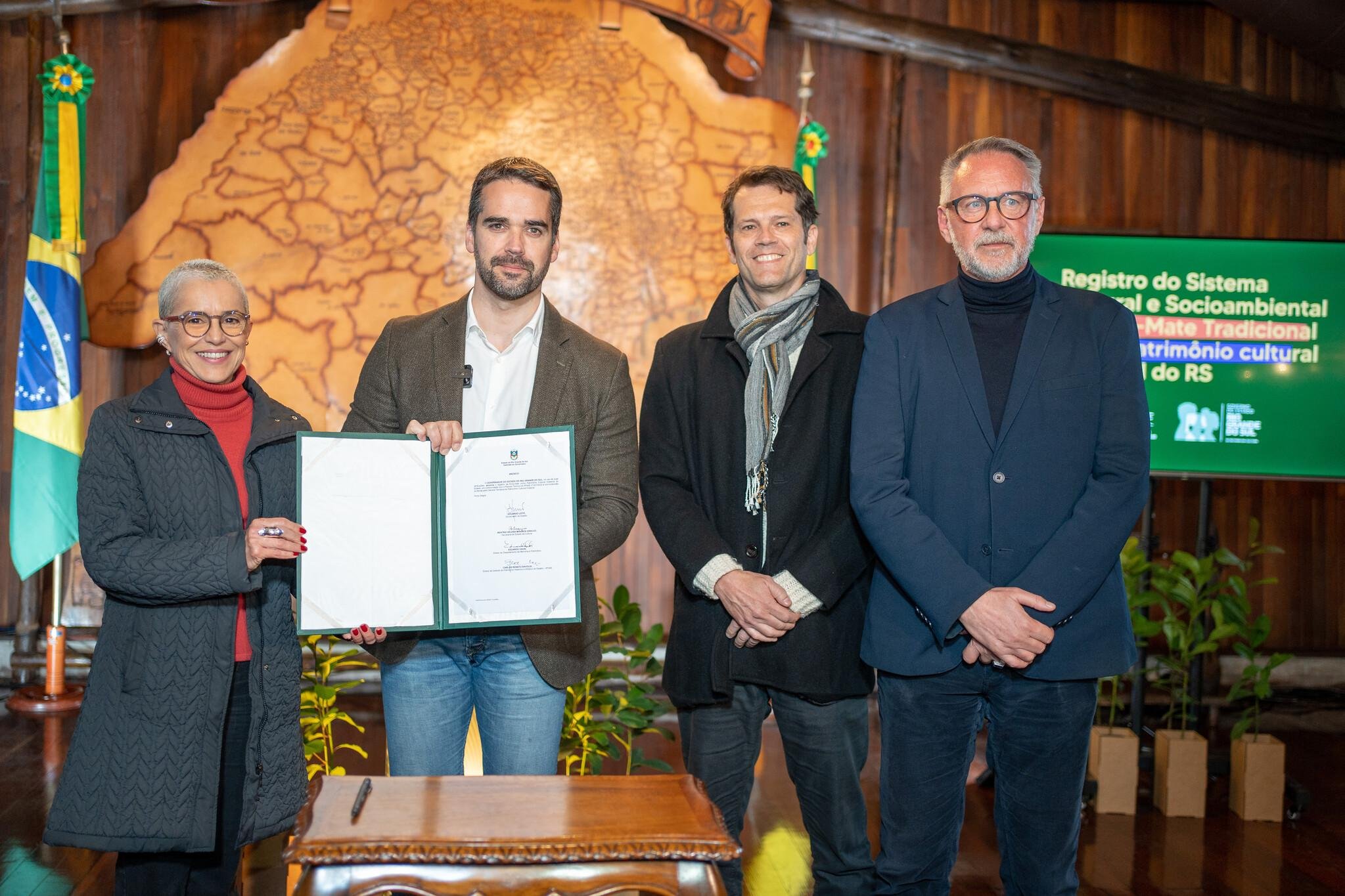 Ato de assinatura do Registro do Sistema Cultural e Socioambiental da Erva-Mate Tradicional como Patrim&ocirc;nio Cultural Imaterial do Estado.