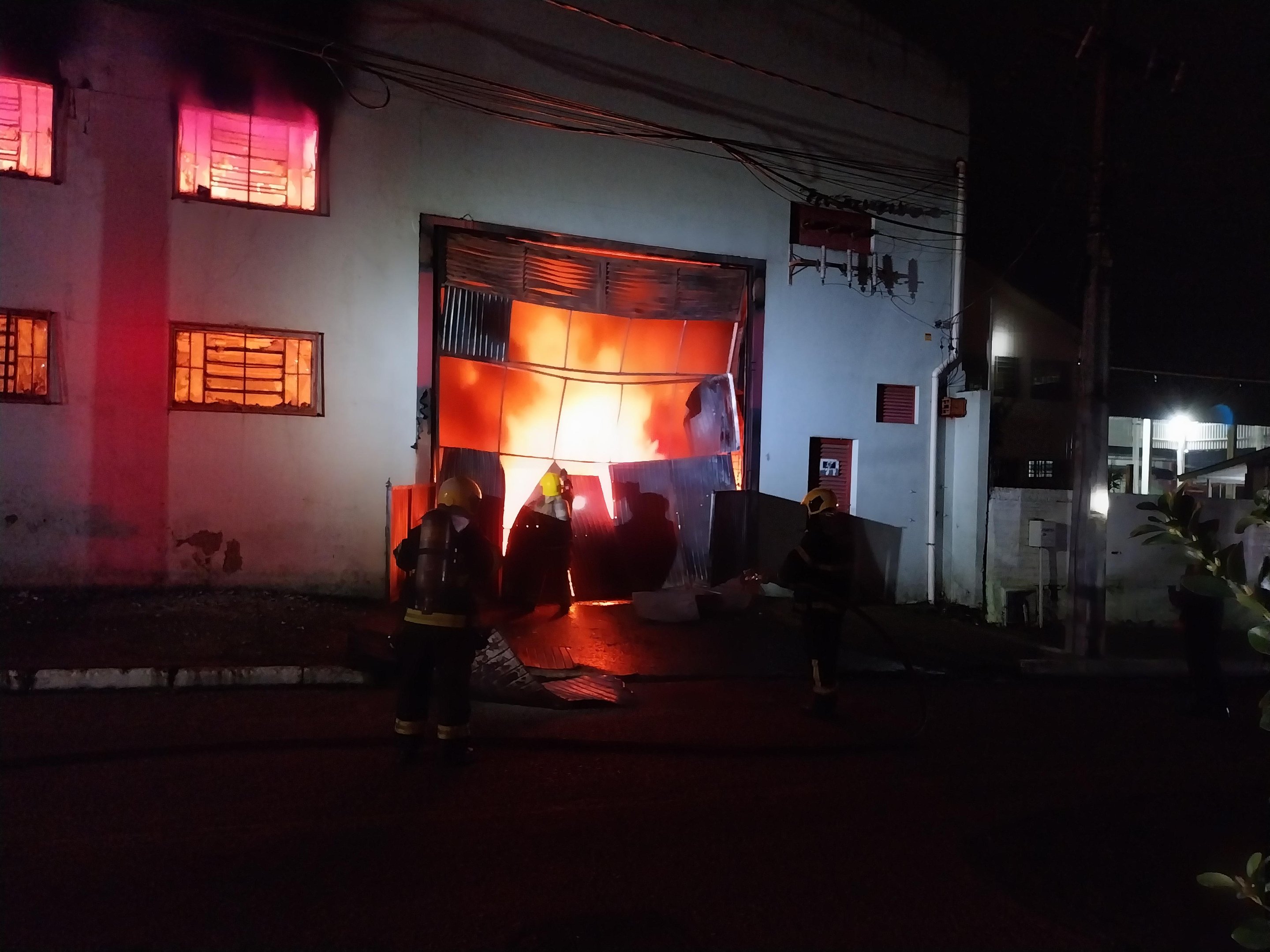 Aproximadamente 30 bombeiros est&atilde;o trabalhando no combate ao inc&ecirc;ndio na f&aacute;brica