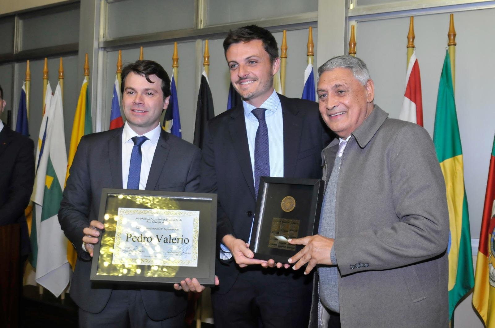 O primeiro-secret&aacute;rio da Assembleia, Adolfo Brito, acompanhado do proponente do ato, Marcus Vin&iacute;cius, realizou a entrega da medalha da 56&ordf; Legislatura.