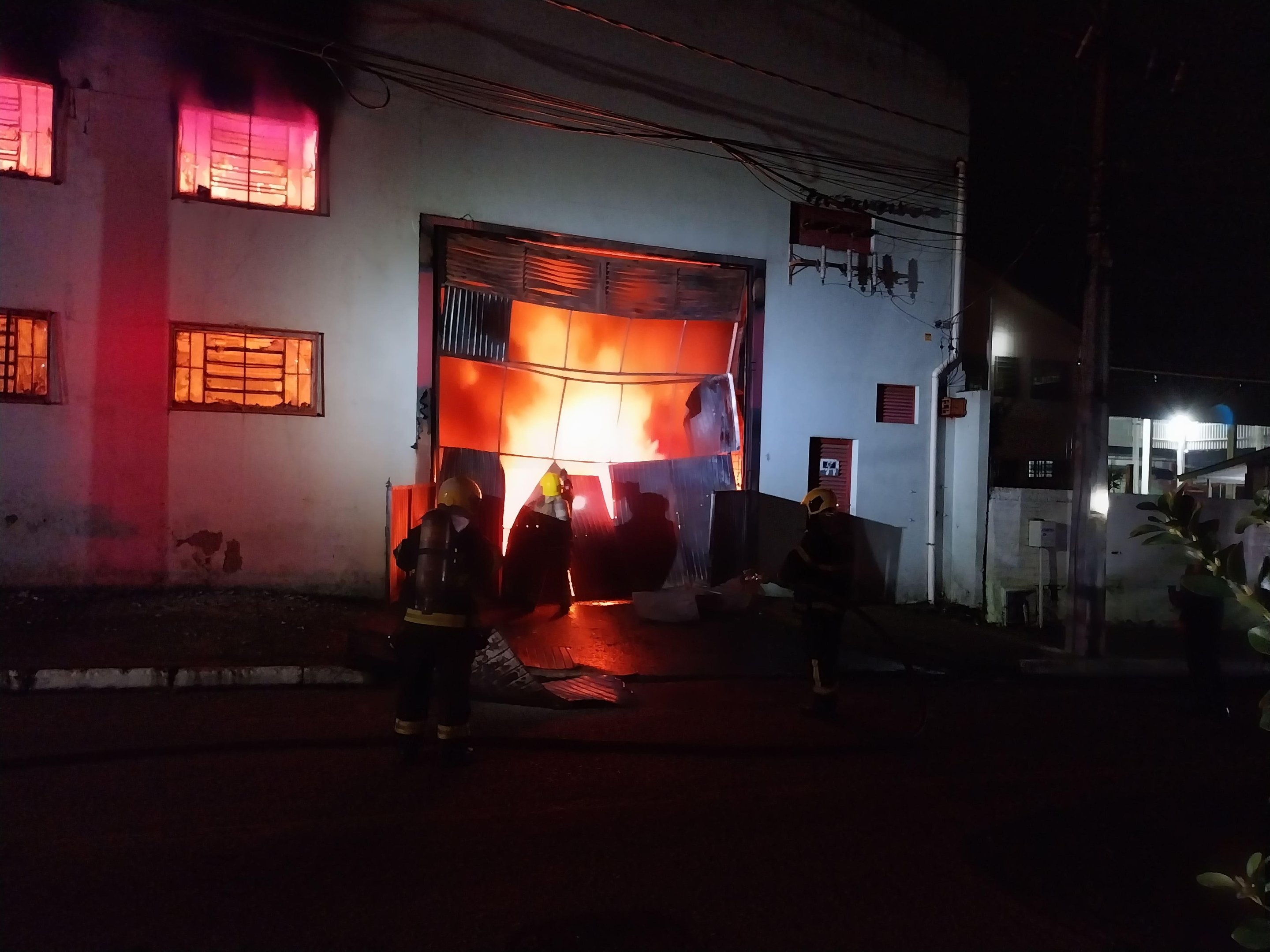 Inc&ecirc;ndio come&ccedil;ou por volta das 18h desta ter&ccedil;a-feira (13)