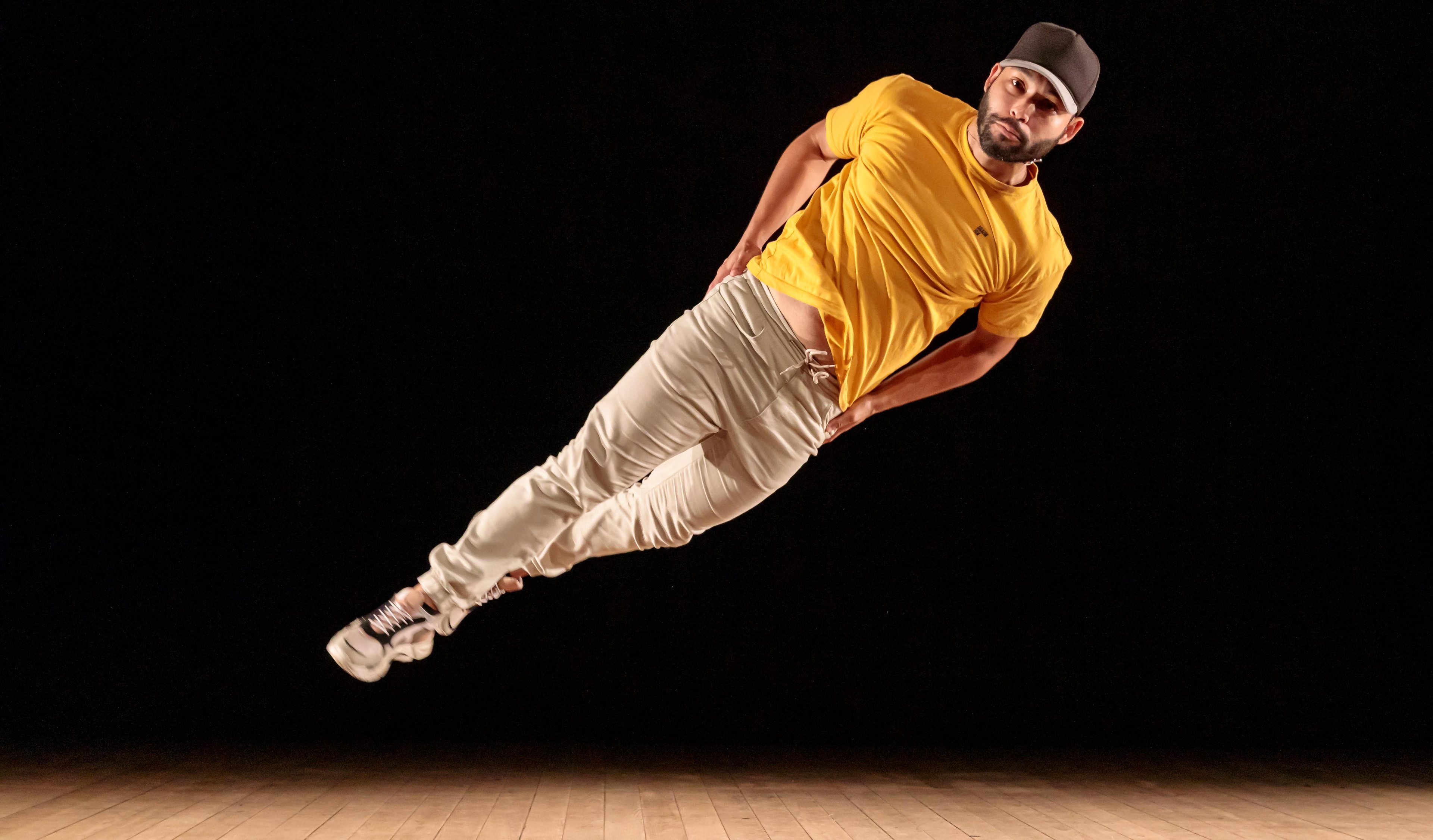 Seis bailarinos executam performance de dan&ccedil;a urbana