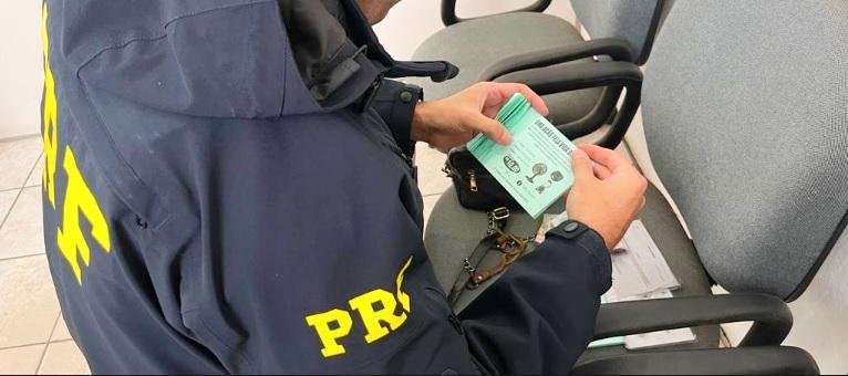 Houve apreens&atilde;o de tal&otilde;es, fotos do "paciente" e R$ 300,00 rec&eacute;m obtidos com as vendas