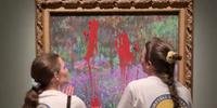 Duas mulheres protestaram hoje e jogaram tinta em tela de Monet