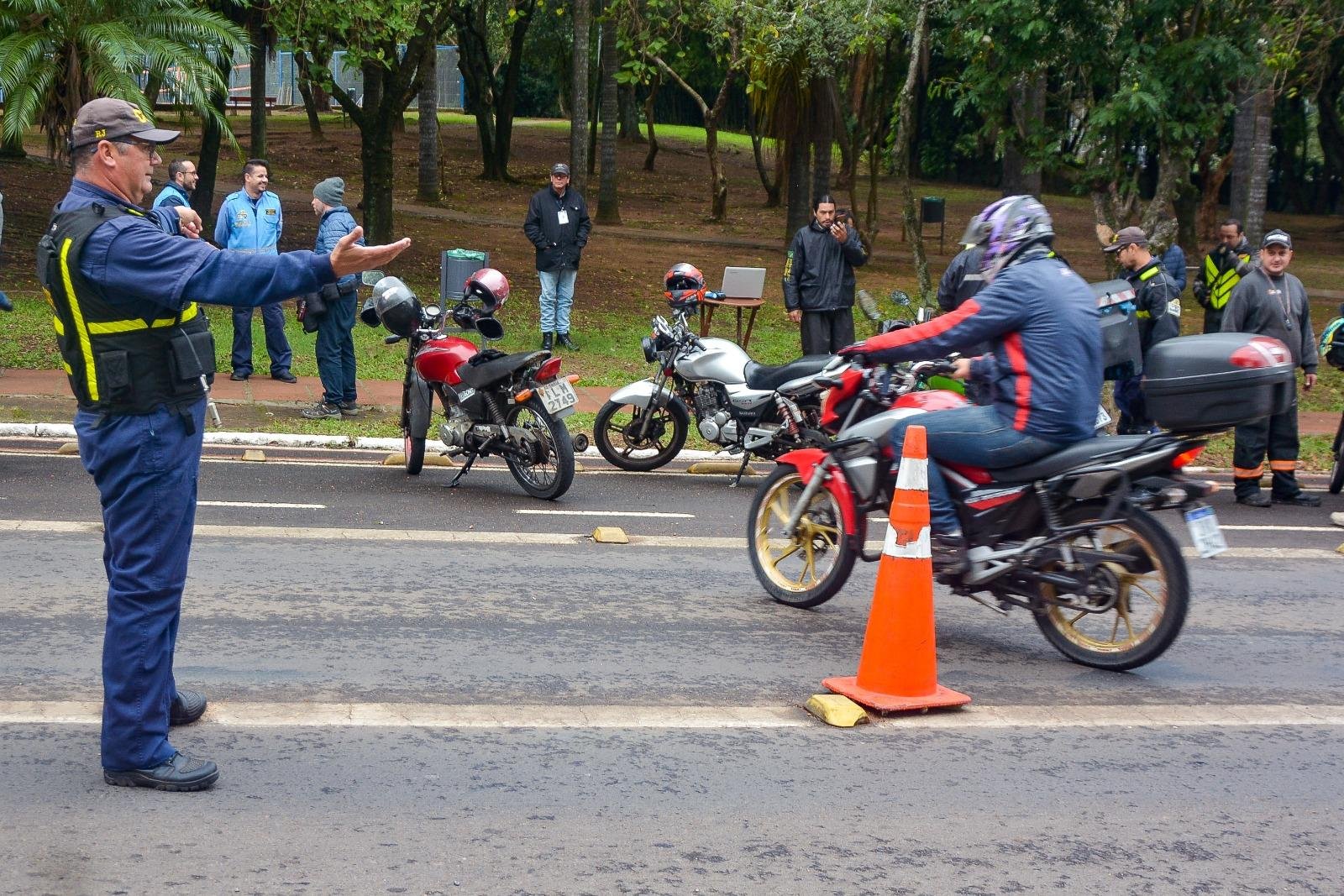 Opera&ccedil;&atilde;o Duas Rodas, na avenida Nilo Pe&ccedil;anha abordou 77 ve&iacute;culos, dos quais 18 tinham irregularidades
