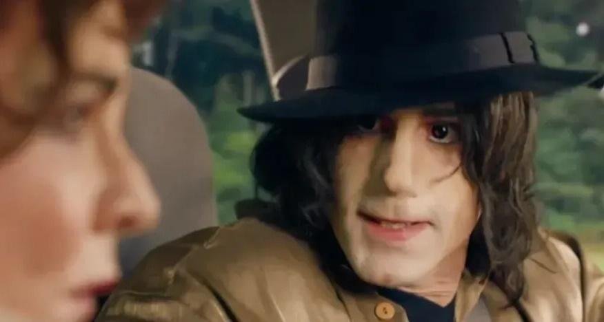 Joseph Fiennes caracterizado como Michael Jackson em 'Urban Myths'