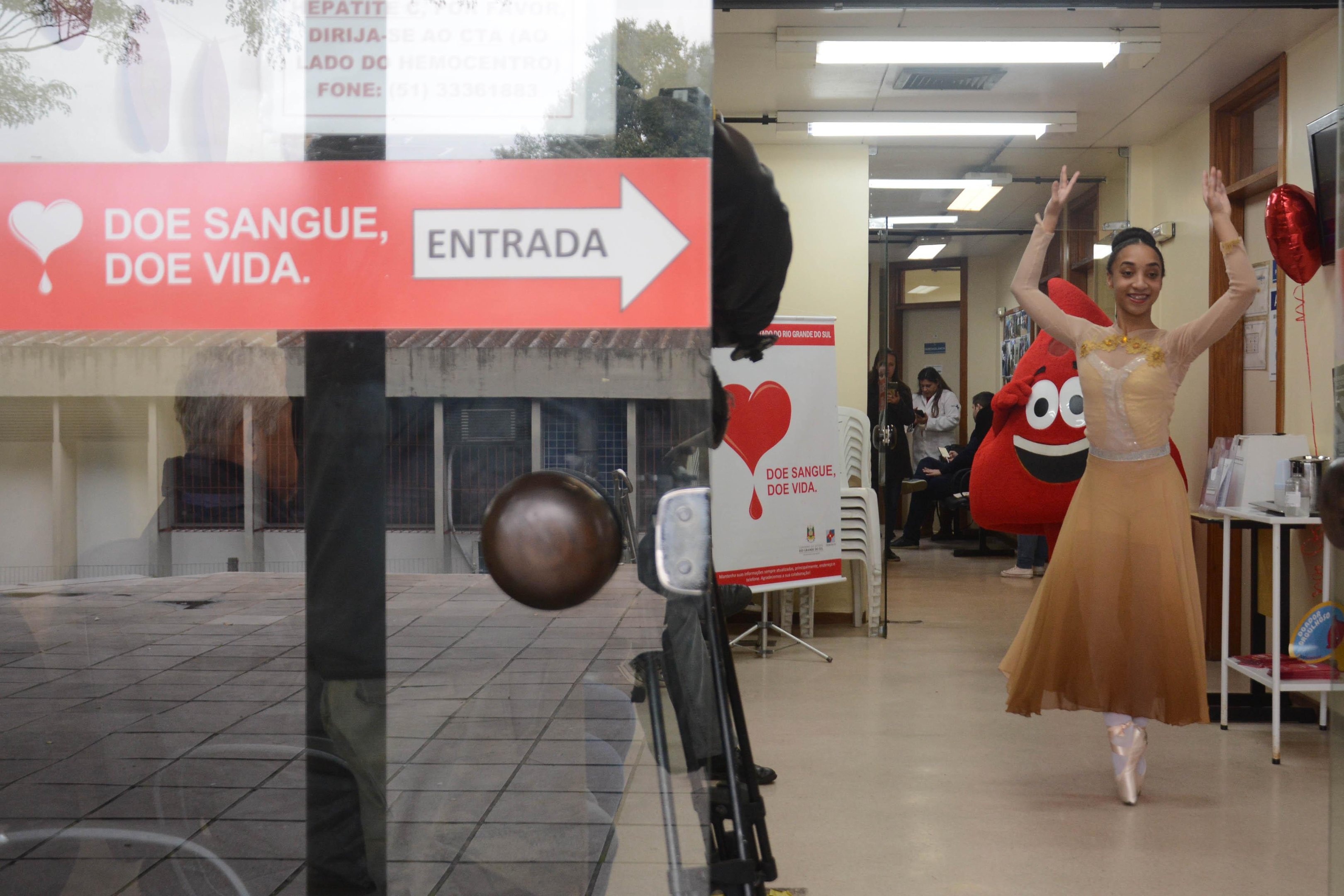 A bailarina Julia Franco, do Espa&ccedil;o Multicultural, se apresentou para os doadores de sangue no Hemorgs.