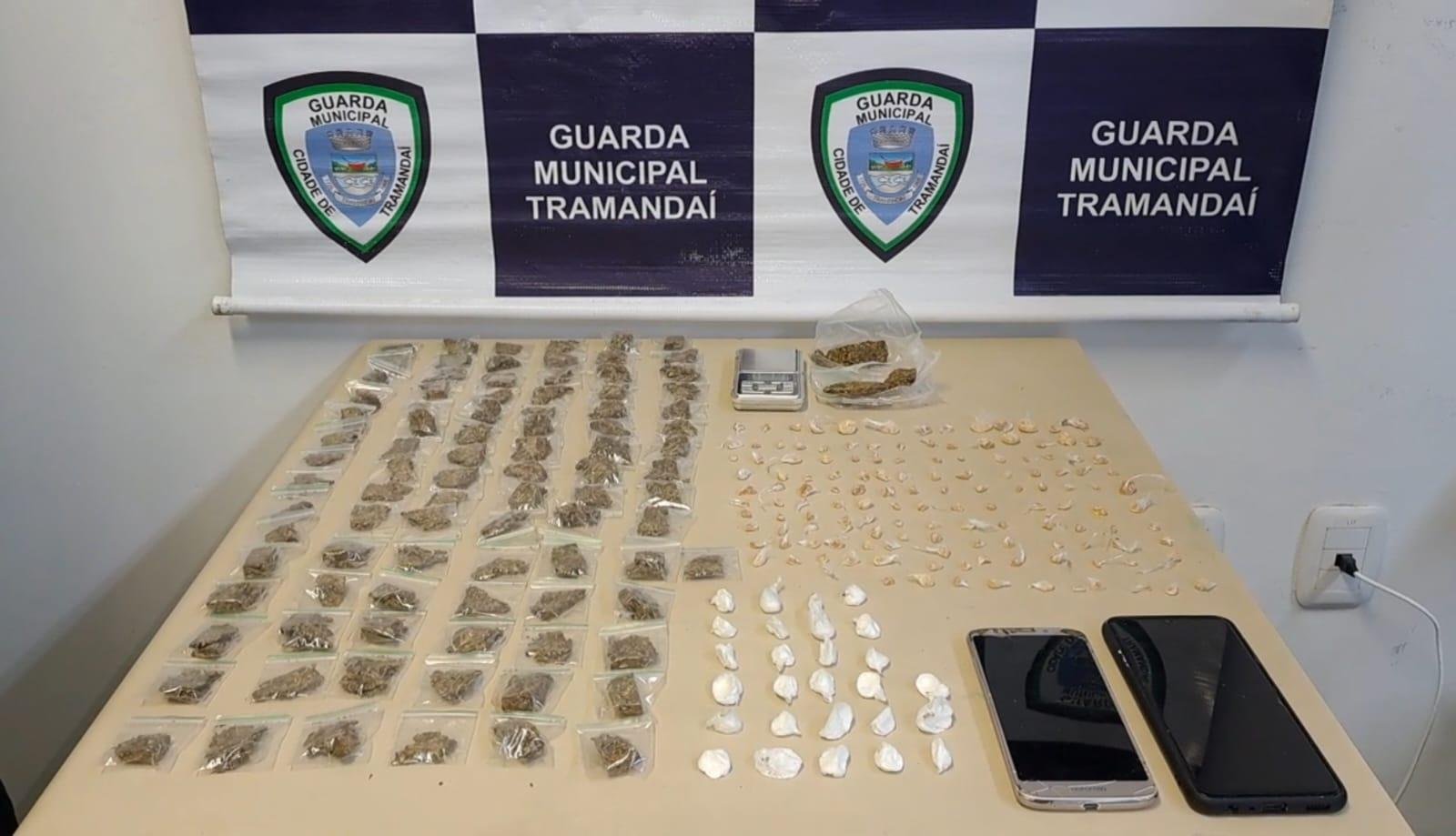 A Guarda Municipal de Tramanda&iacute; localizou 117 pedras de crack, 82 por&ccedil;&otilde;es de maconha, 19 buchas de coca&iacute;na, uma balan&ccedil;a de precis&atilde;o e dois celulares em uma resid&ecirc;ncia que era ponto de tr&aacute;fico.